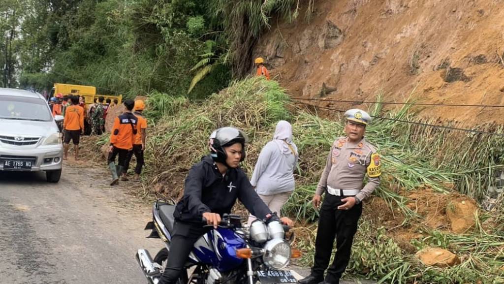 Tanah Longsor di Jalan Propinsi, Magetan-C.1000, Aparat Bertindak Cepat dan&nbsp;Tanggap