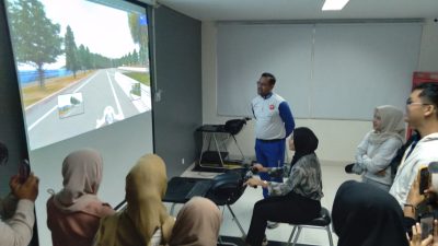 Generasi #Cari_Aman Bersama Mahasiswa UNESA di MPM Safety Riding Center.