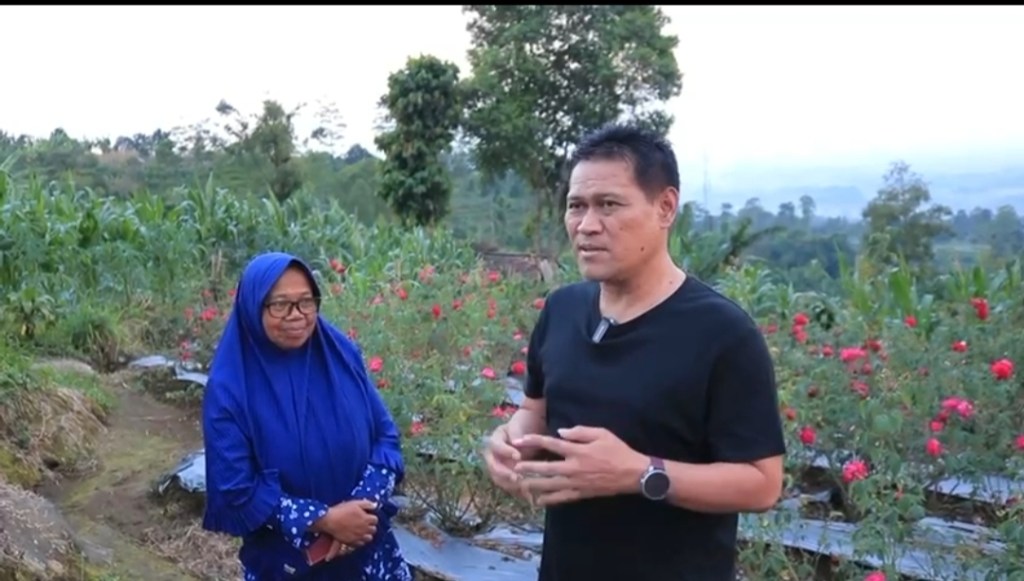 Melihat Potensi Desa Ketua DPRD Magetan Blusukan di peternakan sapi dan Sentra Bunga Mawar di Desa&nbsp;Sidomulyo