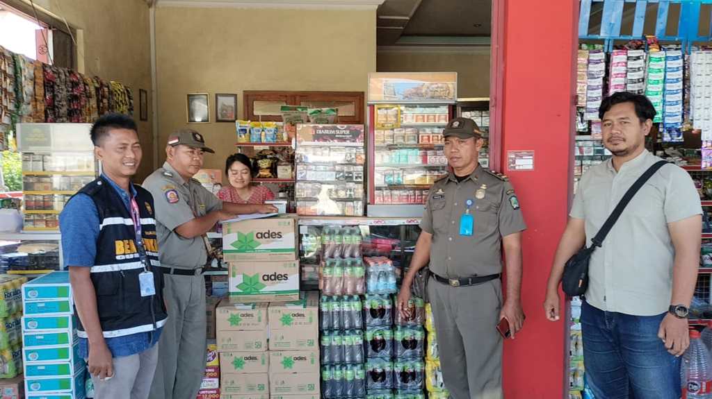 TEKAN PEREDARAN ROKOK ILEGAL, SATPOL PP DAN DAMKAR MAGETAN BERSAMA BEACUKAI MADIUN GELAR OPERASI SASAR TOKO KELONTONG