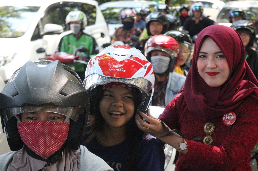 Bonceng Anak Naik Motor, Perhatikan 5 Hal ini Agar #Cari Aman Saat Berkendara