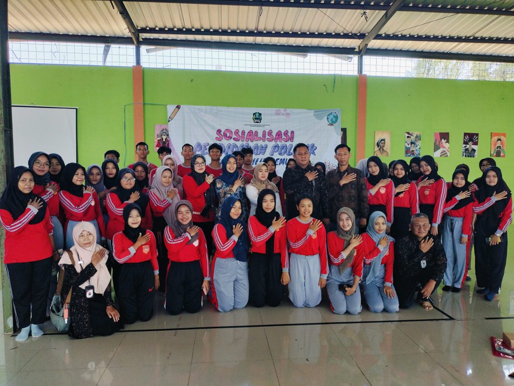 Sosialisasi Pendidikan Politik Bagi Pemilih Pemula di SMAN 1Karas Magetan, Dorong Partisipasi Generasi Muda Jelang Pilkada&nbsp;2024